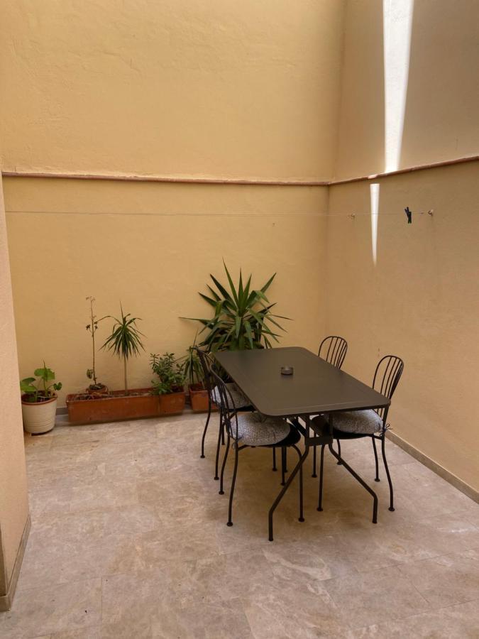 Central Apartment With Patio By Wayra Tarifa Bagian luar foto